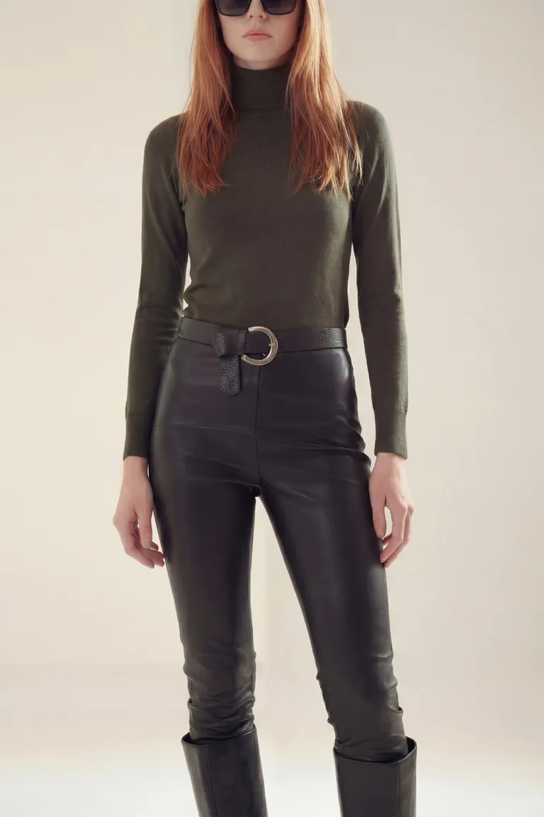 Pantalón de tiro alto con cinturón y hebilla metálica de ajuste entallado de Akiabara en Pantalones para argentina