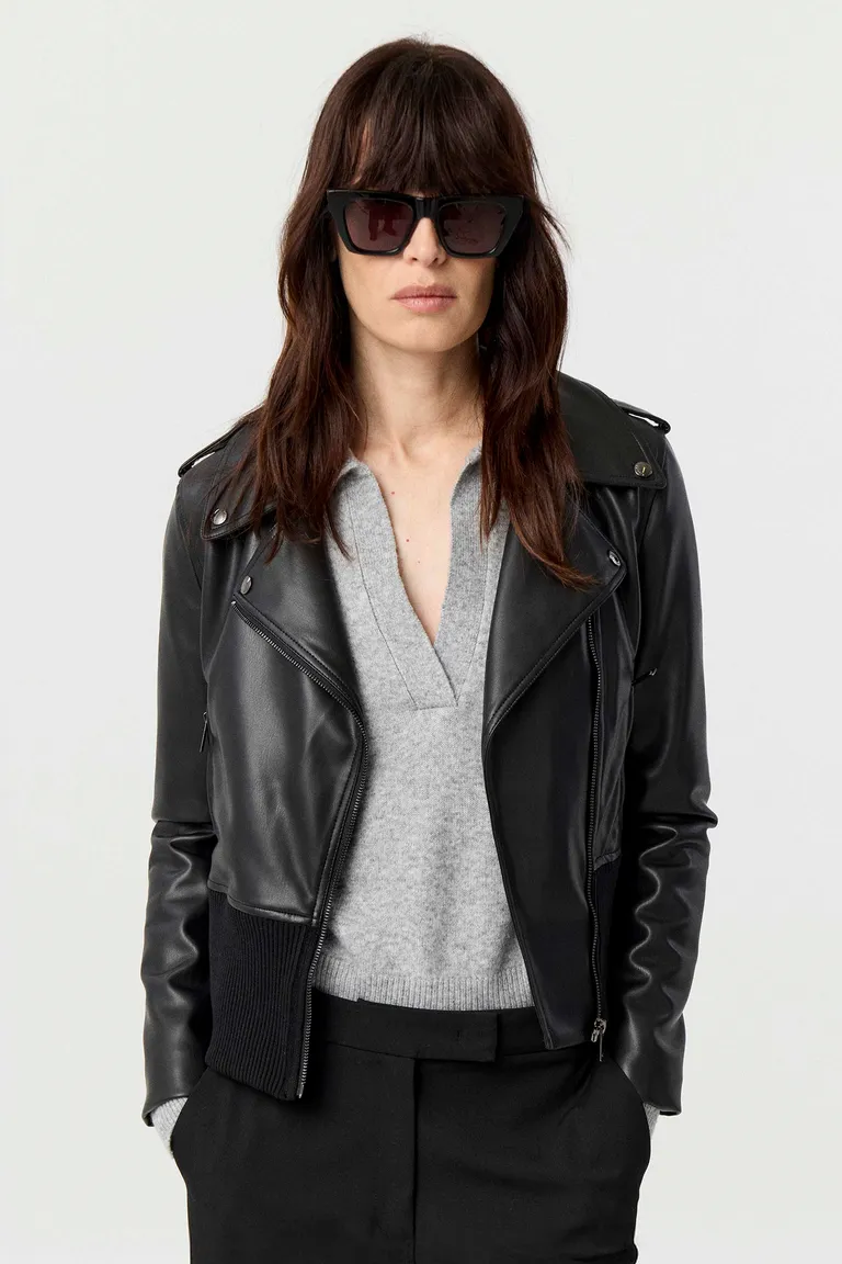 Chaqueta biker entallada con cierre frontal y puño tejido en la cintura de Markova en Chaquetas para argentina