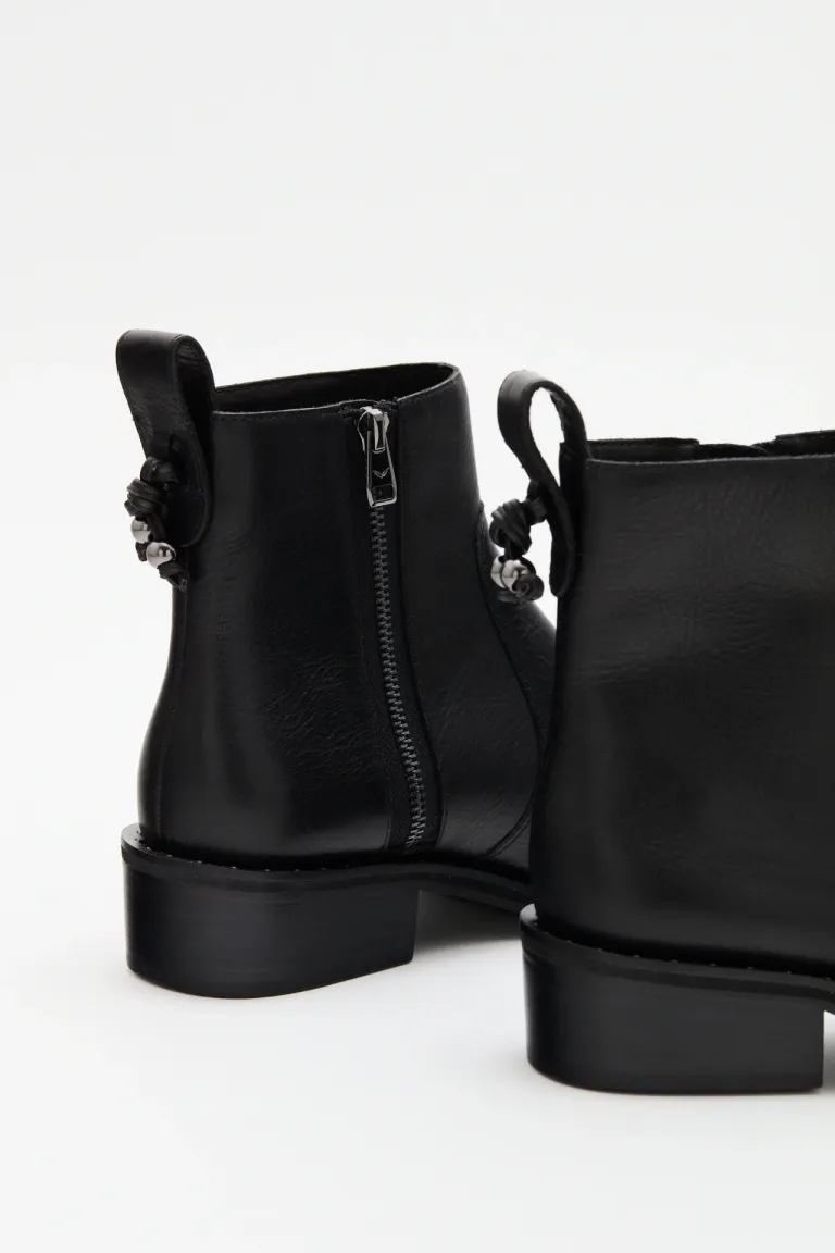 Botinetas urbanas de caña corta con cierre lateral y suela con detalle de remaches de Rapsodia en Botas y Botinetas para argentina