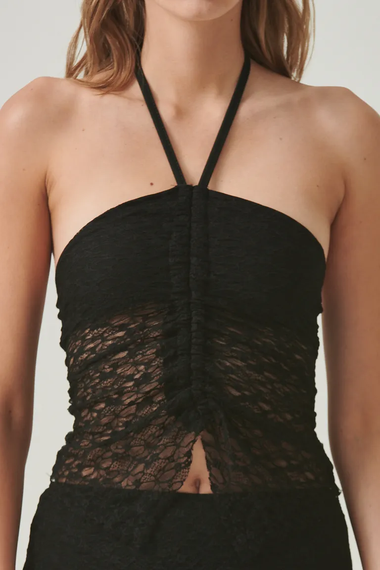 Top halter de encaje negro con diseño fruncido y abertura frontal de Sweet en Tops para argentina