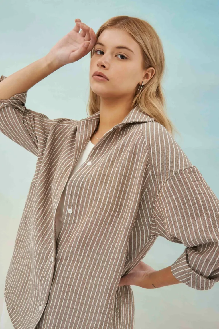 Camisa de rayas finas en tono beige, prenda versátil y atemporal para el armario femenino de Apricot en Camisas para argentina