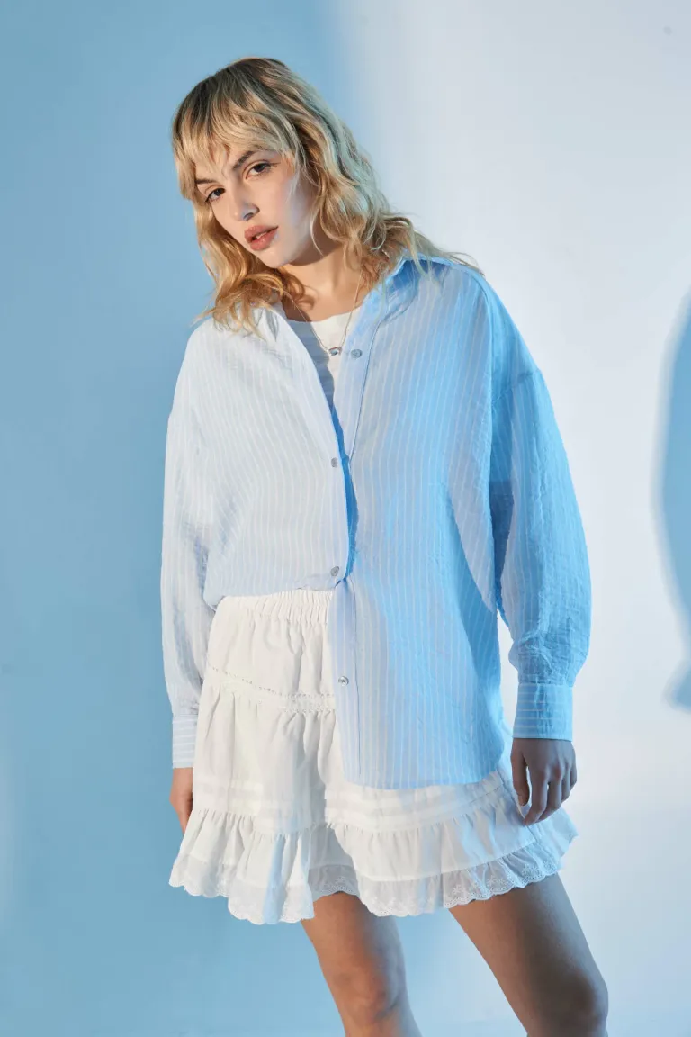 Camisa de rayas finas en tono beige, prenda versátil y atemporal para el armario femenino de Apricot en Camisas para argentina