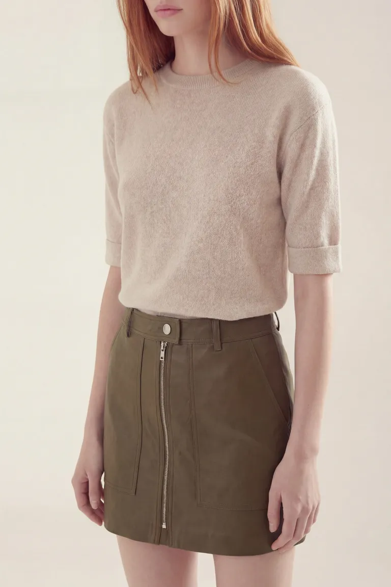 Sweater de tejido liso con mangas cortas y cuello redondo de Akiabara en Buzos y Sweaters para argentina