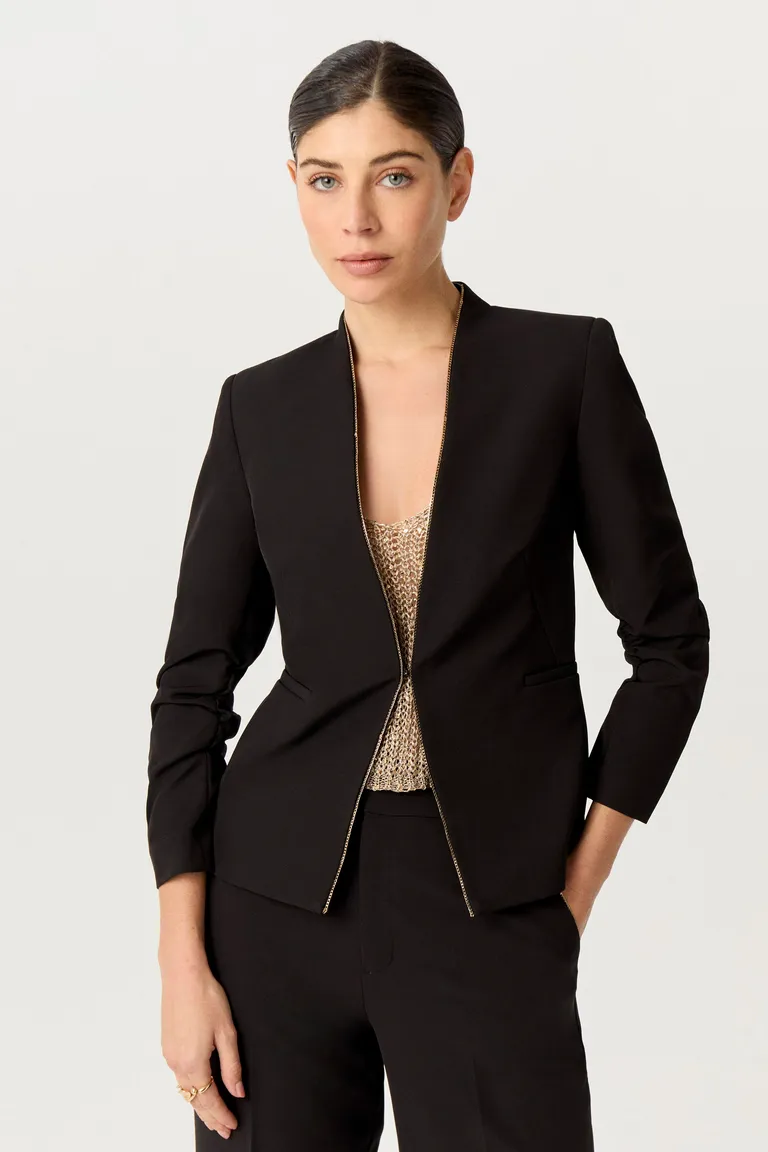 Blazer de sastrería elastizada en corte entallado y mangas 3/4 para un look elegante y sofisticado de Markova en Blazers para argentina