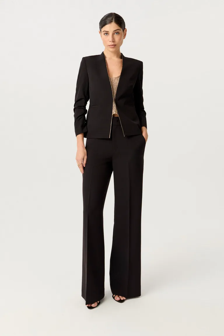 Blazer de sastrería elastizada en corte entallado y mangas 3/4 para un look elegante y sofisticado de Markova en Blazers para argentina