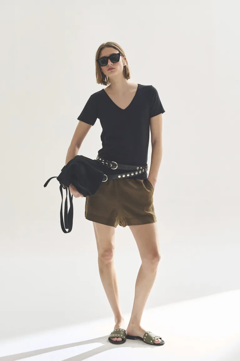 Remera de corte clásico en color negro para mujer de Akiabara en Remeras para argentina