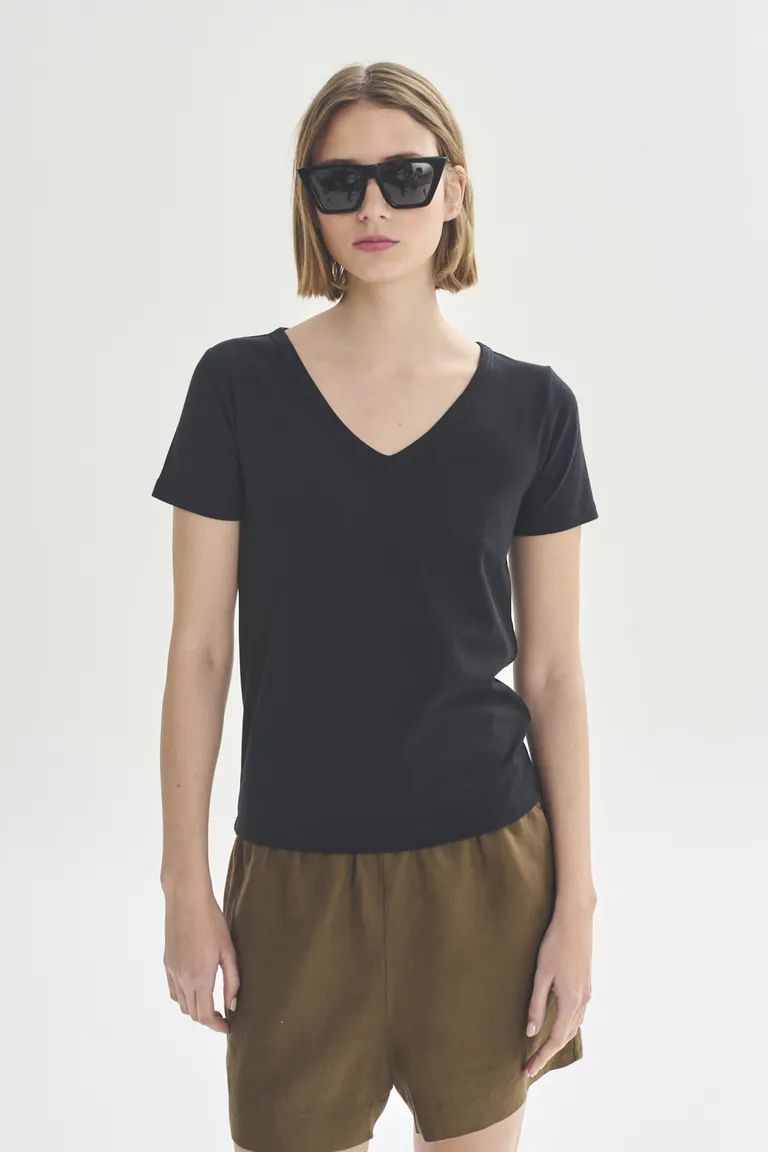 Remera de corte clásico en color negro para mujer de Akiabara en Remeras para argentina