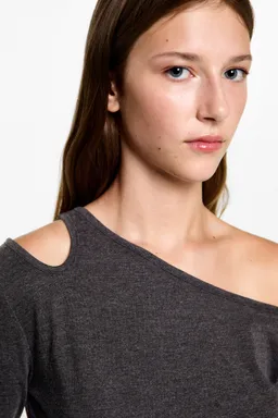 Remera algodón asimétrica de Mango Teen en Buzos y Sweaters para argentina