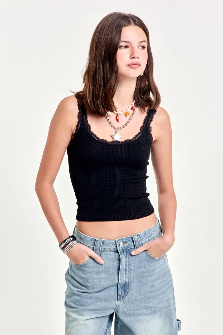 Top texturizado con encaje en los breteles - Elegante y versátil de 47 Street en Tops para argentina