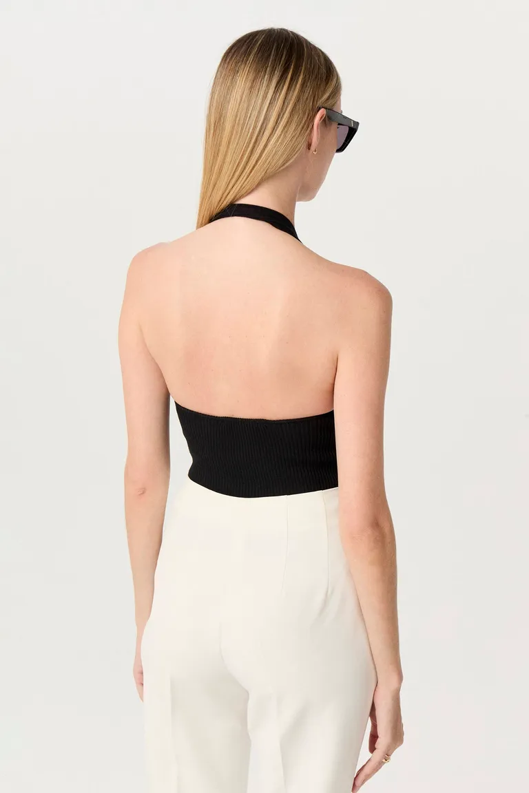 Top negro de punto acanalado con diseño halter y espalda abierta de Markova en Tops para argentina