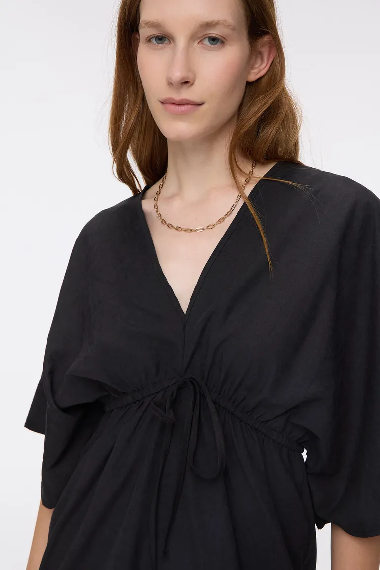 Vestido corto con escote en V, mangas amplias y detalle de cintura con jareta ajustable de Cuesta Blanca en Vestidos para argentina