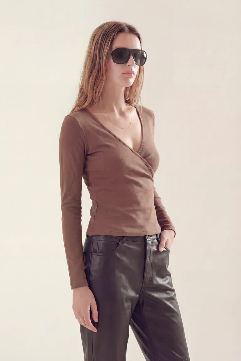 Remera de manga larga con escote en V y diseño cruzado al frente de Akiabara en Remeras para argentina