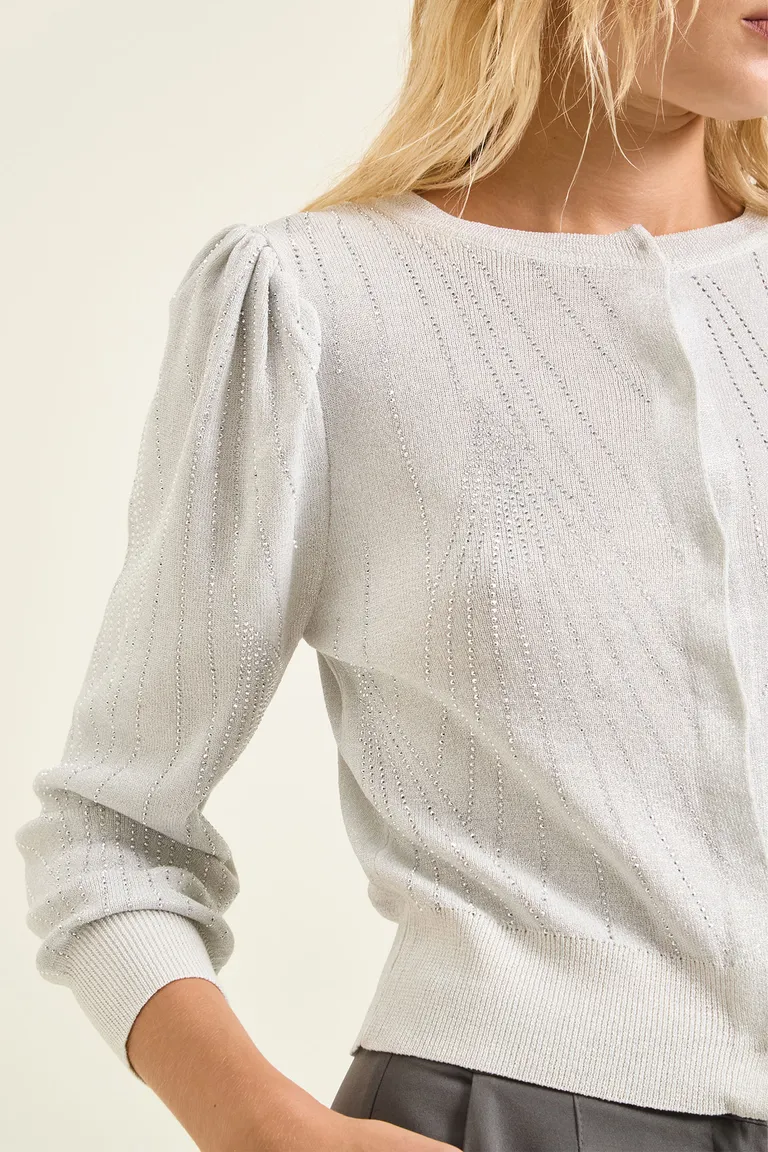 Cardigan tejido de punto con mangas balloon escote redondo y detalle de apliques decorativos en frente de Cuesta Blanca en Buzos y Sweaters para argentina