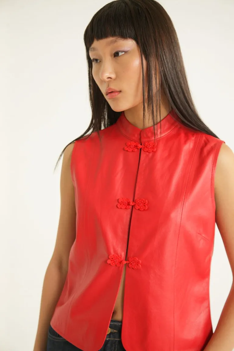 Chaqueta de cuero roja sin mangas con cuello mao y cierre frontal con alamares de Las Pepas en Chaquetas para argentina