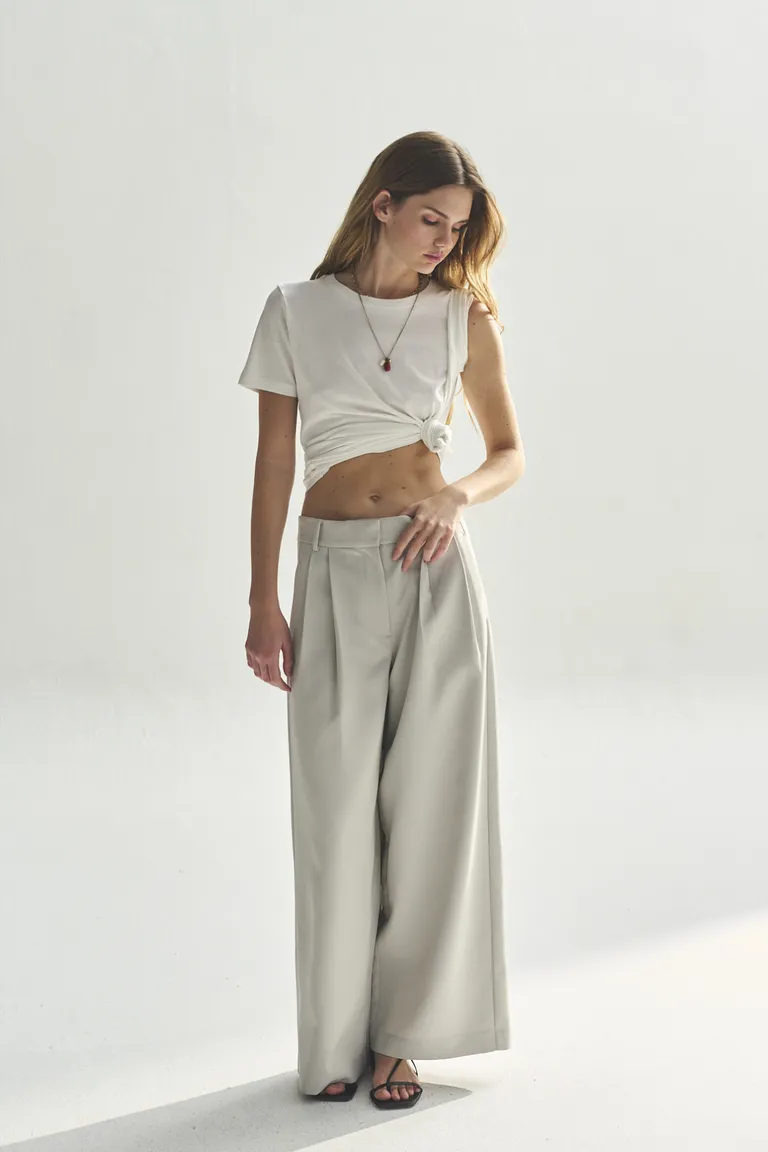 Remera blanca de algodón de estilo minimalista y moderno para mujer de Akiabara en Remeras para argentina