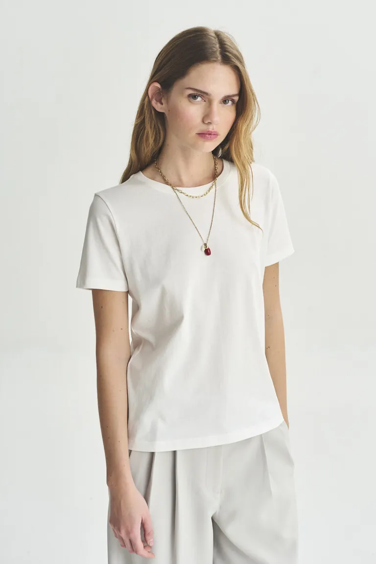 Remera blanca de algodón de estilo minimalista y moderno para mujer de Akiabara en Remeras para argentina