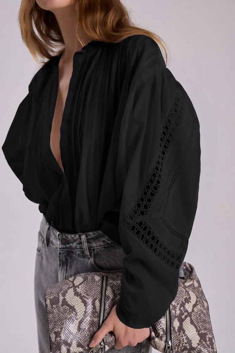 Camisa negra con detalles de puntillas y mangas amplias de Maria Cher en Camisas para argentina