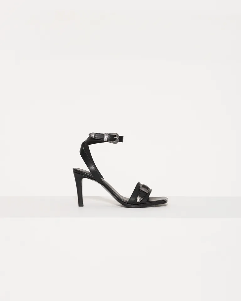 Sandalia de cuero con tiras y hebillas plateadas para un look sofisticado y elegante de Jazmin Chebar en Sandalias para argentina