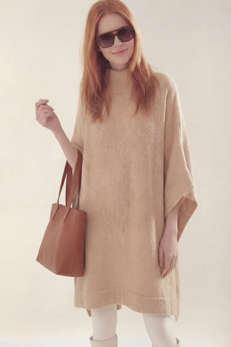 Poncho con cuello alto y diseño holgado de Akiabara en Capas y Ponchos para argentina