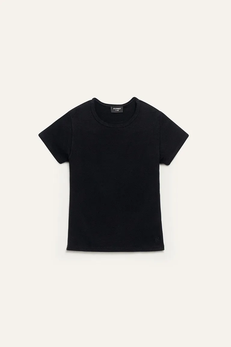Remera negra de manga corta con escote redondo, ideal para looks casuales y versátiles de 47 Street en Remeras para argentina