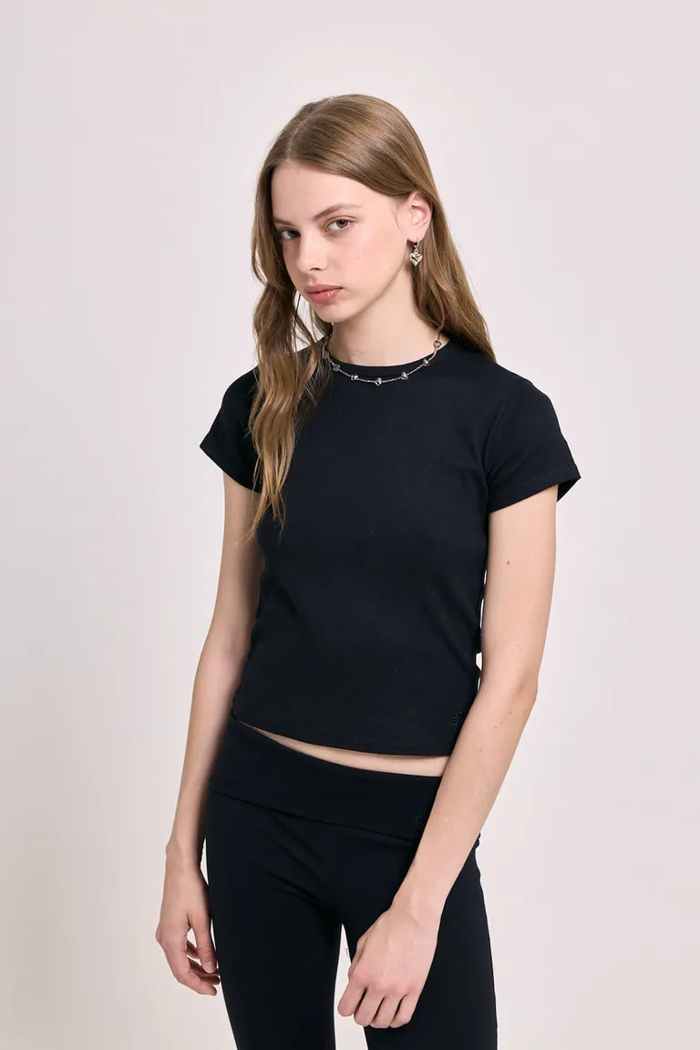 Remera negra de manga corta con escote redondo, ideal para looks casuales y versátiles de 47 Street en Remeras para argentina