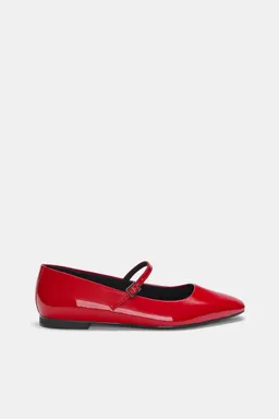 Bailarinas charoladas de Pull&Bear en Ballerinas para argentina