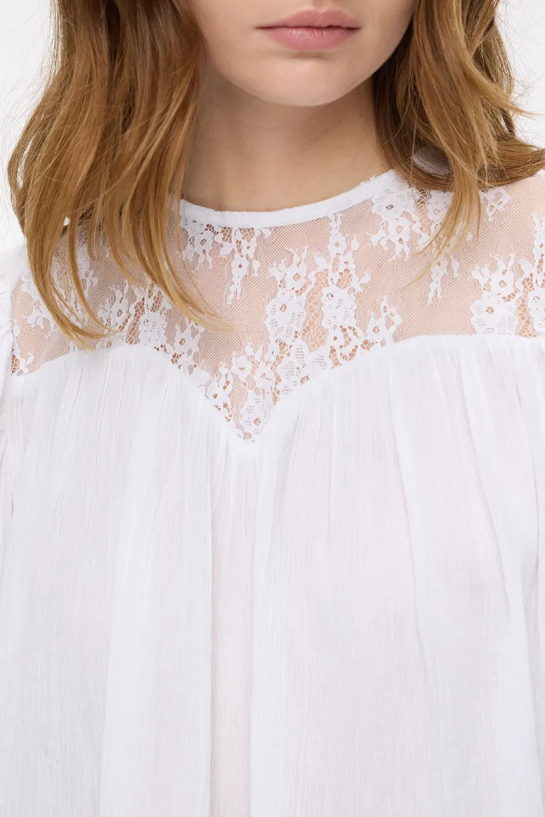 Blusa con mangas largas abullonadas y detalle de encaje en el frente de Cuesta Blanca en Blusas para argentina