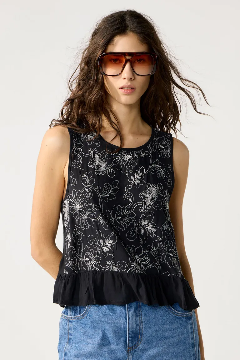 Blusa sin mangas con bordados y volado en el ruedo de Cuesta Blanca en Blusas para argentina