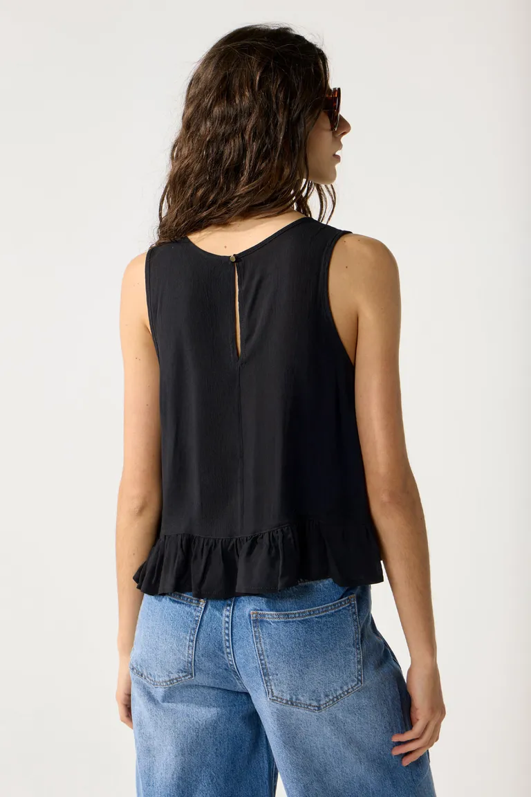 Blusa sin mangas con bordados y volado en el ruedo de Cuesta Blanca en Blusas para argentina