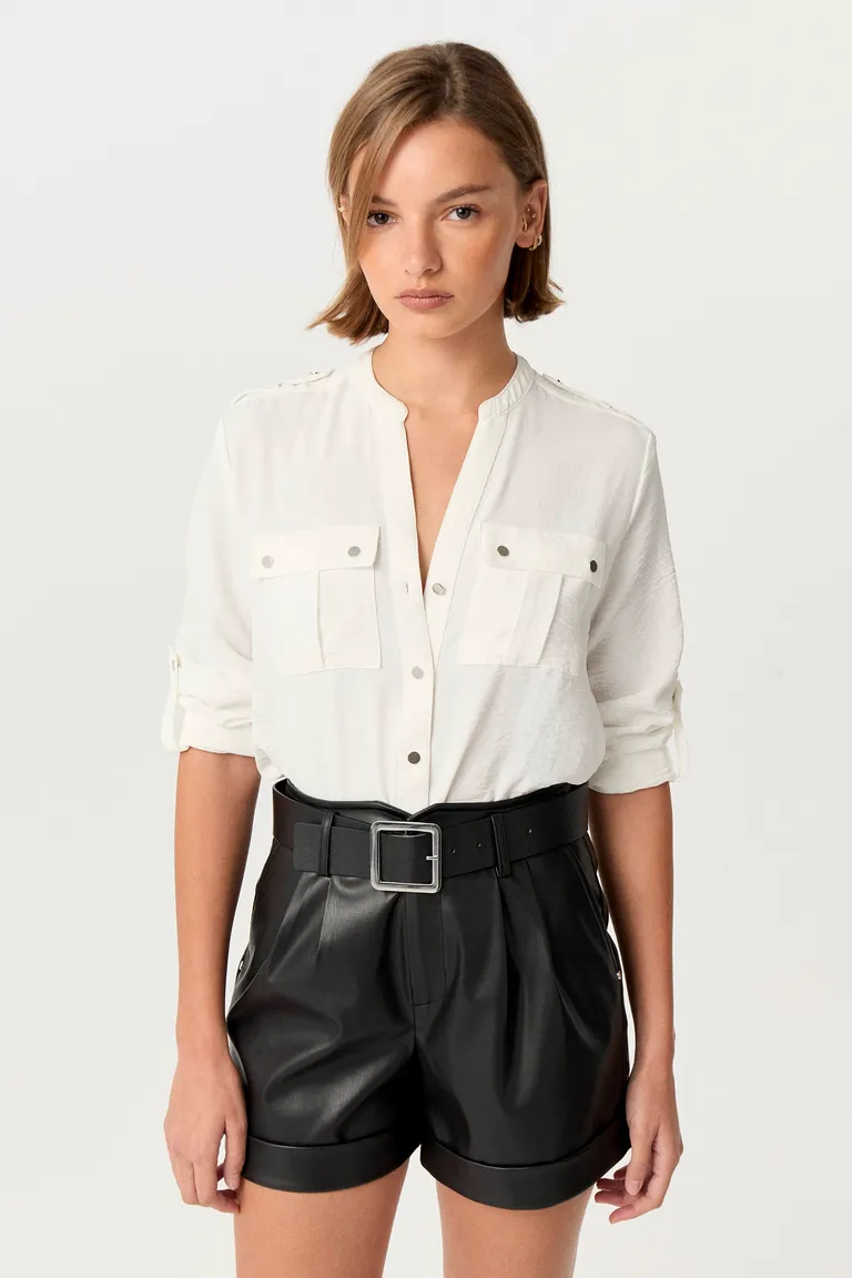 Camisa cargo de corte relajado en crepe wash para un estilo casual y funcional de Markova en Camisas para argentina