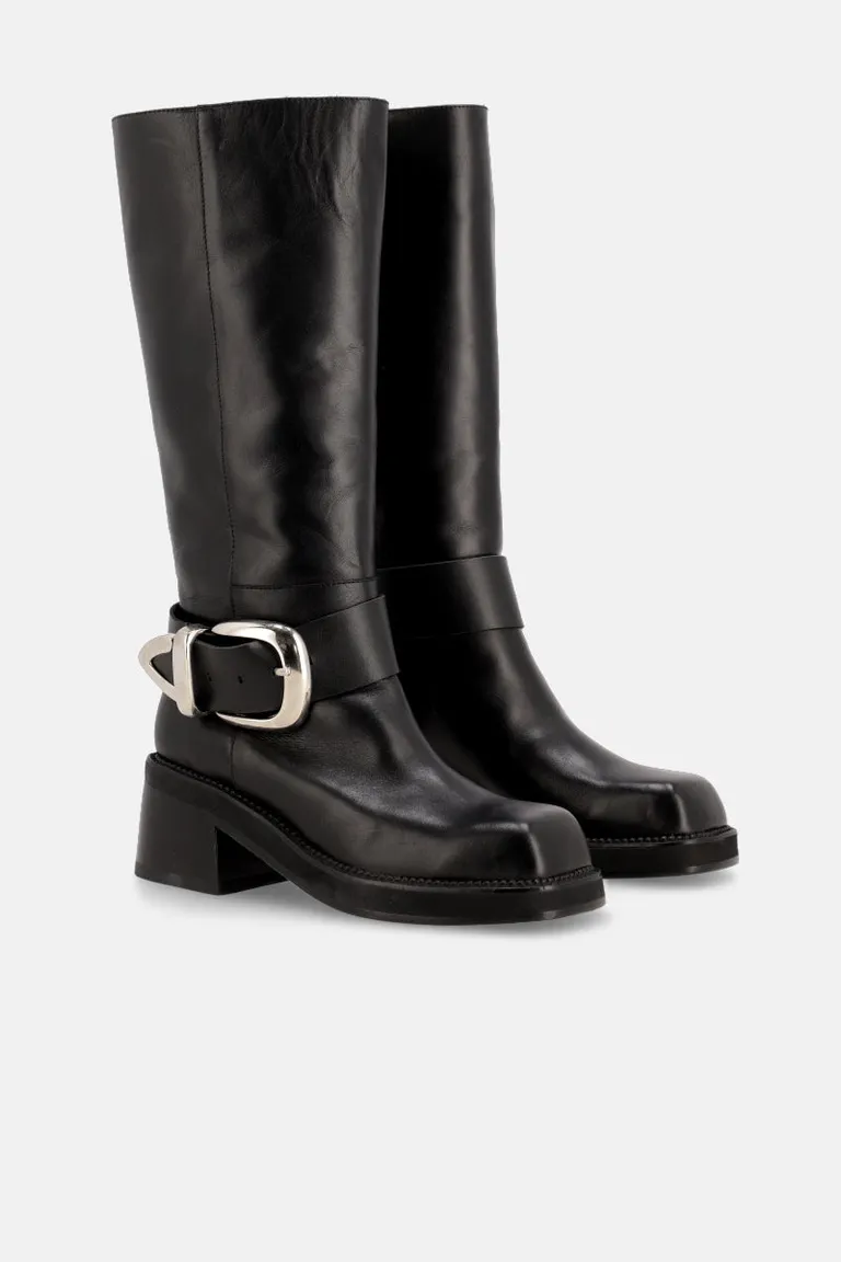 Bota de caña media con taco ancho y hebilla metálica en el empeine de Justaosadia en Botas y Botinetas para argentina