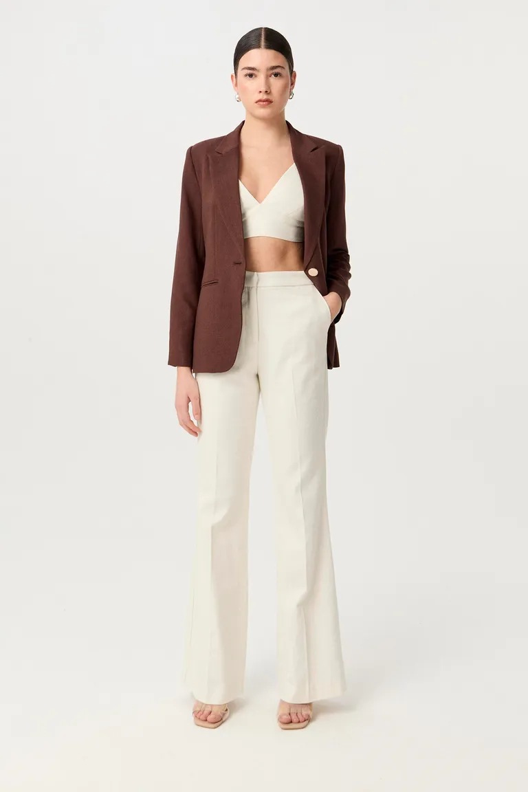 Pantalón flare de tiro alto en lino viscosa, diseño elegante y moderno de Markova en Pantalones para argentina