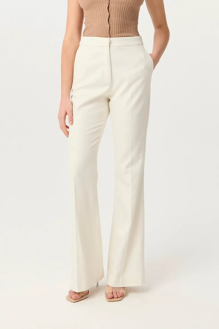 Pantalón flare de tiro alto en lino viscosa, diseño elegante y moderno de Markova en Pantalones para argentina