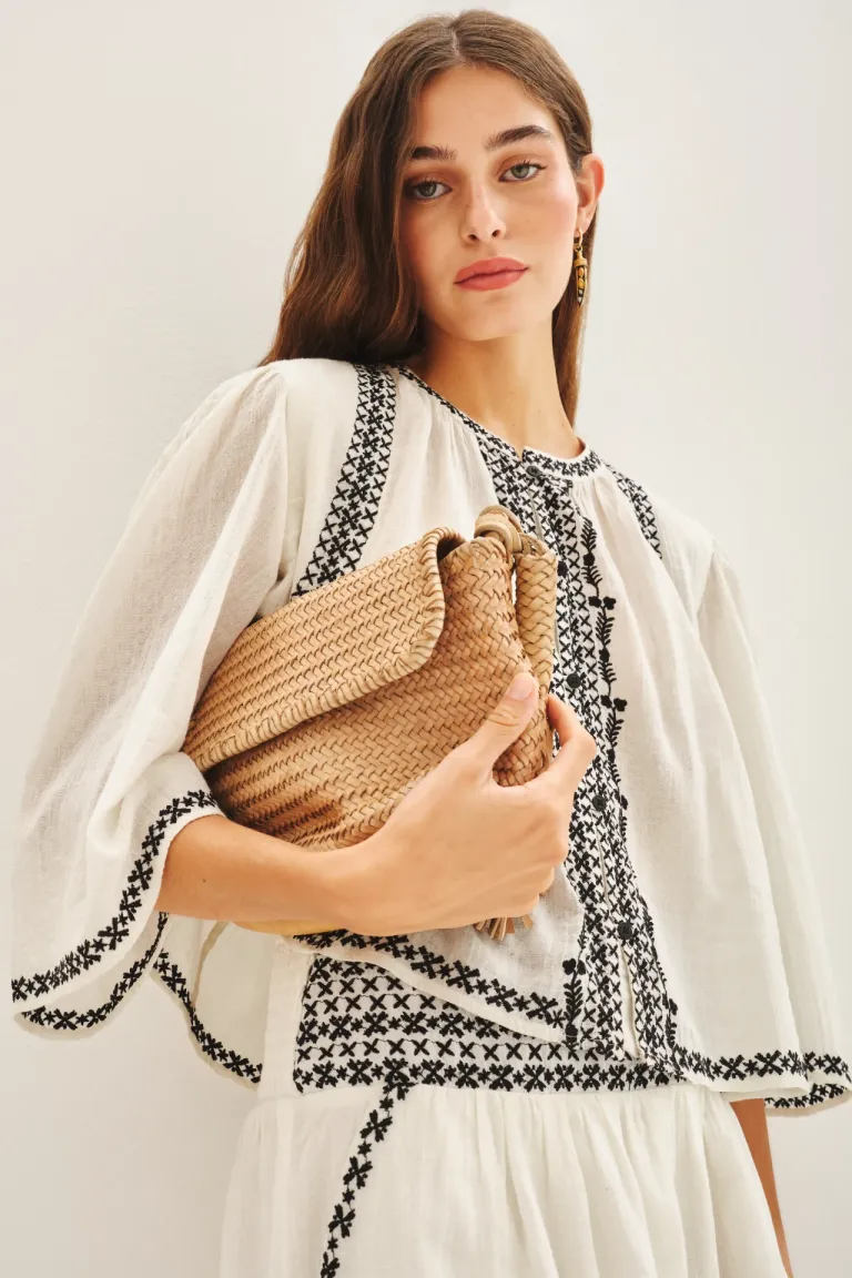 Camisa tradicional thai con bordados geométricos en blanco y negro de Rapsodia en Camisas para argentina