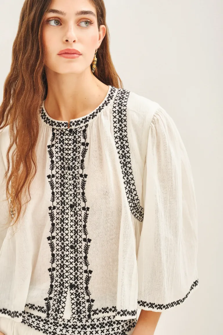 Camisa tradicional thai con bordados geométricos en blanco y negro de Rapsodia en Camisas para argentina