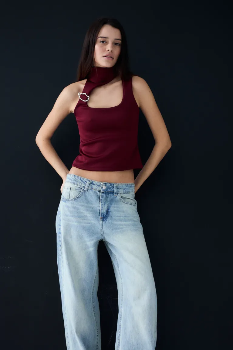 Top sin mangas de color rojo intenso, perfecto para lucir un estilo elegante y sofisticado de Audaz en Tops para argentina