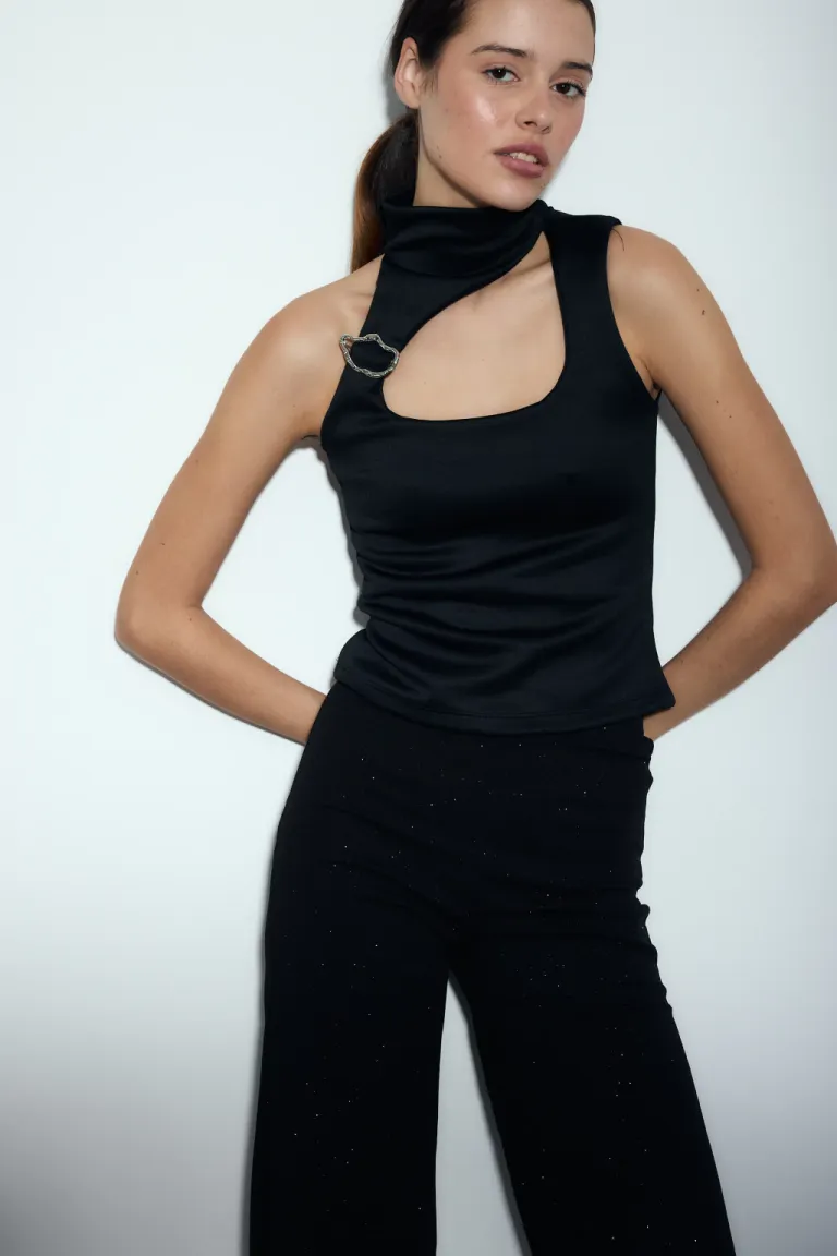 Top sin mangas de color rojo intenso, perfecto para lucir un estilo elegante y sofisticado de Audaz en Tops para argentina