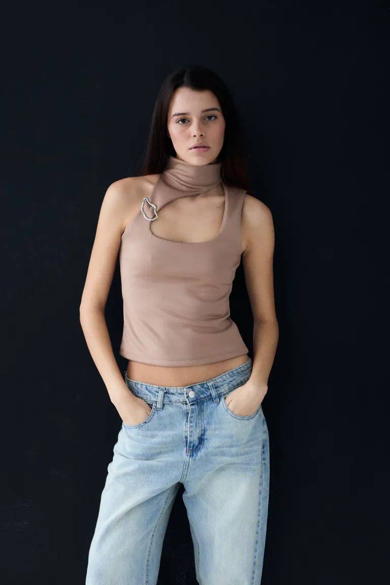 Top sin mangas de color rojo intenso, perfecto para lucir un estilo elegante y sofisticado de Audaz en Tops para argentina