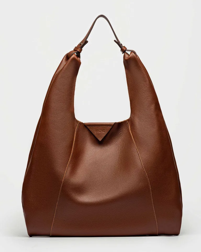 Bolso de cuero graneado marrón con diseño simple y elegante de Prüne en Bolsos y Carteras para argentina