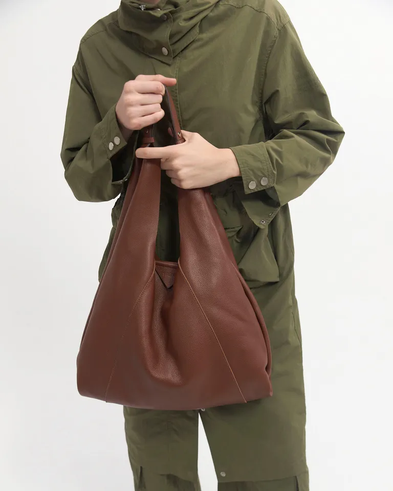 Bolso de cuero graneado marrón con diseño simple y elegante de Prüne en Bolsos y Carteras para argentina