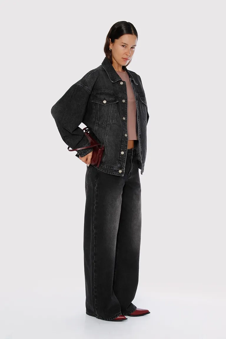 Jean tiro bajo wide leg de calce amplio y estilo extra largo de Sofia Sarkany en Pantalones para argentina