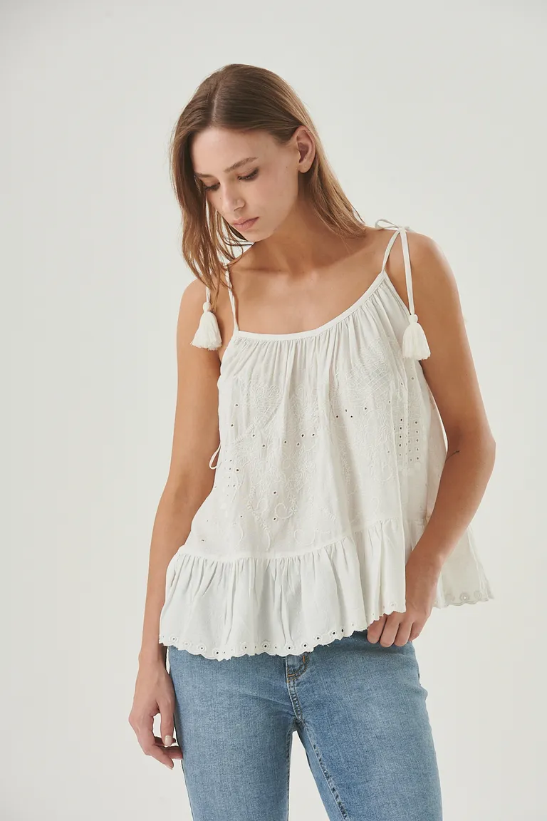 Blusa blanca bordada con detalles románticos y estilo boho de Sweet en Blusas para argentina