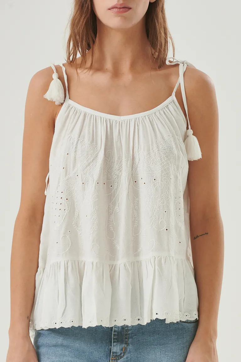 Blusa blanca bordada con detalles románticos y estilo boho de Sweet en Blusas para argentina