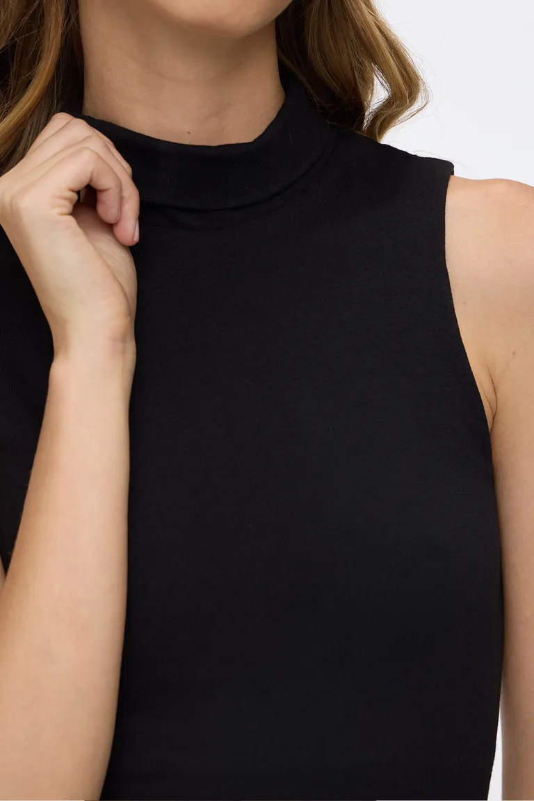 Body musculosa con cuello polera y ajuste ceñido al cuerpo de Cuesta Blanca en Bodies para argentina