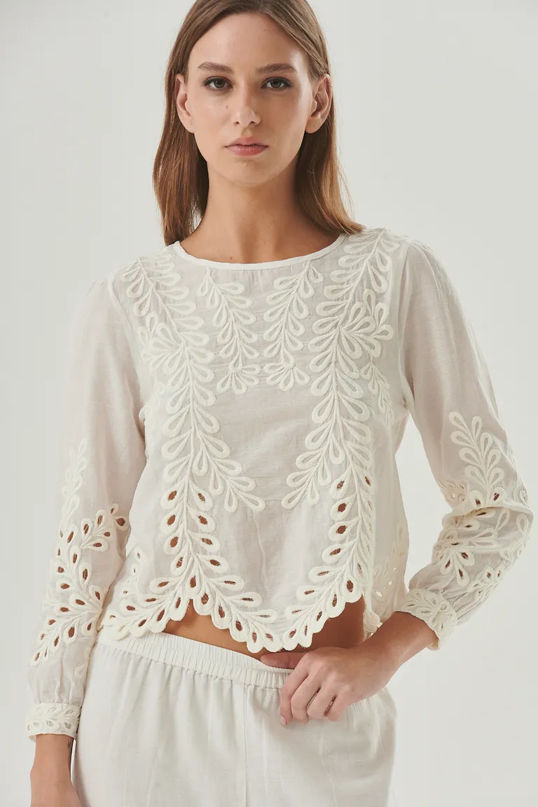 Blusa blanca con diseño calado y mangas largas, prenda versatil y femenina de Sweet en Blusas para argentina