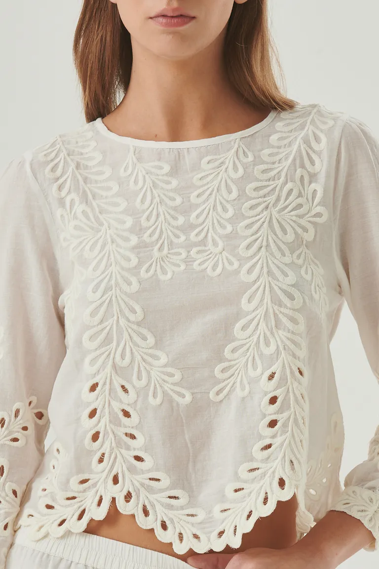 Blusa blanca con diseño calado y mangas largas, prenda versatil y femenina de Sweet en Blusas para argentina