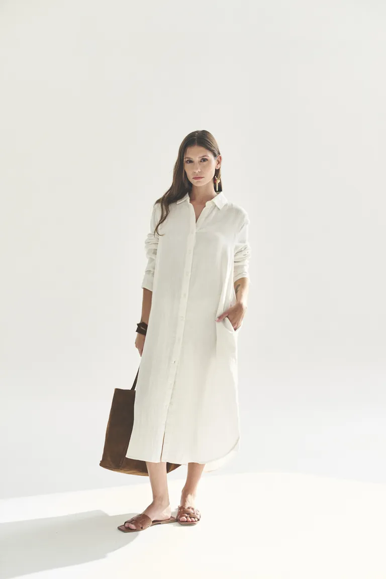 Vestido blanco de corte clásico y silueta femenina de Akiabara en Vestidos para argentina