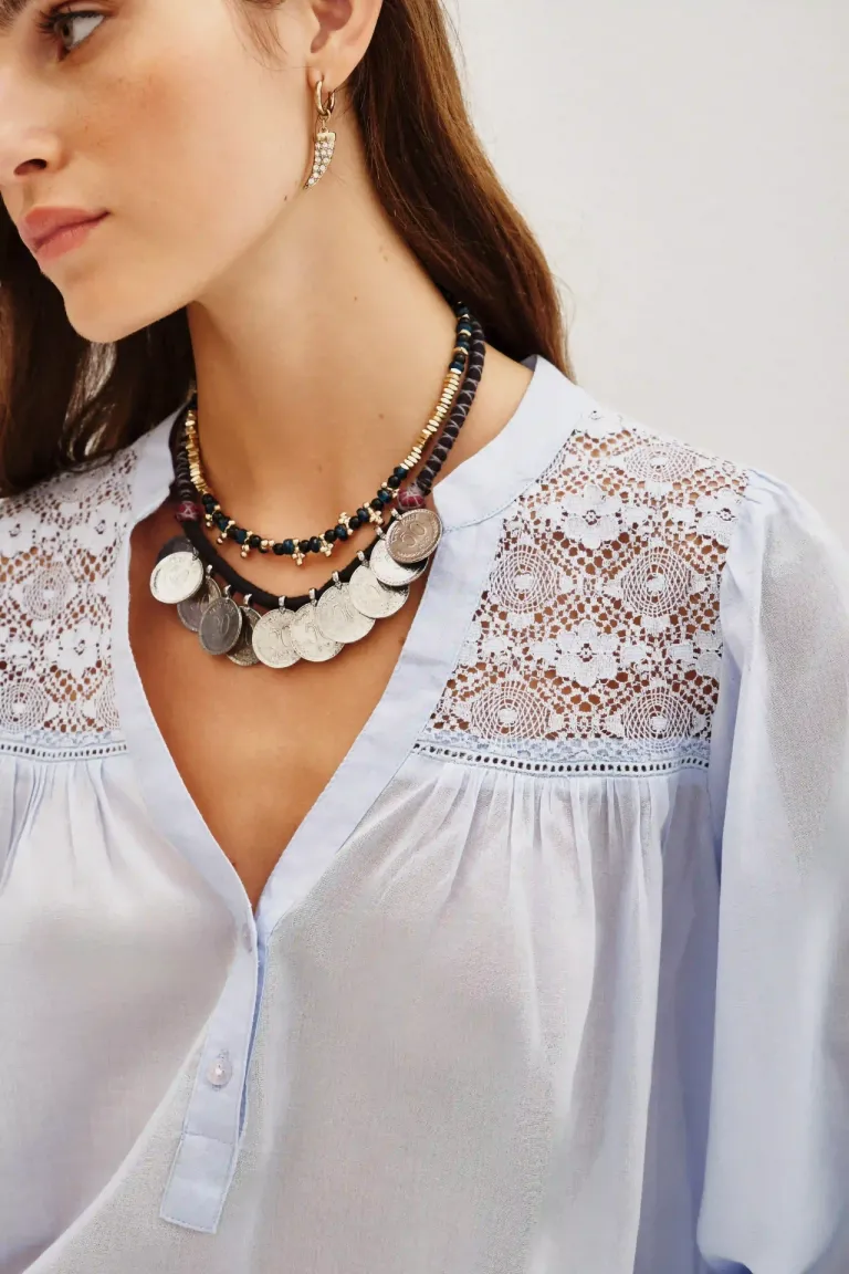 Camisa con escote en V, detalles de puntilla en canesú y mangas largas con puños elásticos de Rapsodia en Camisas para argentina