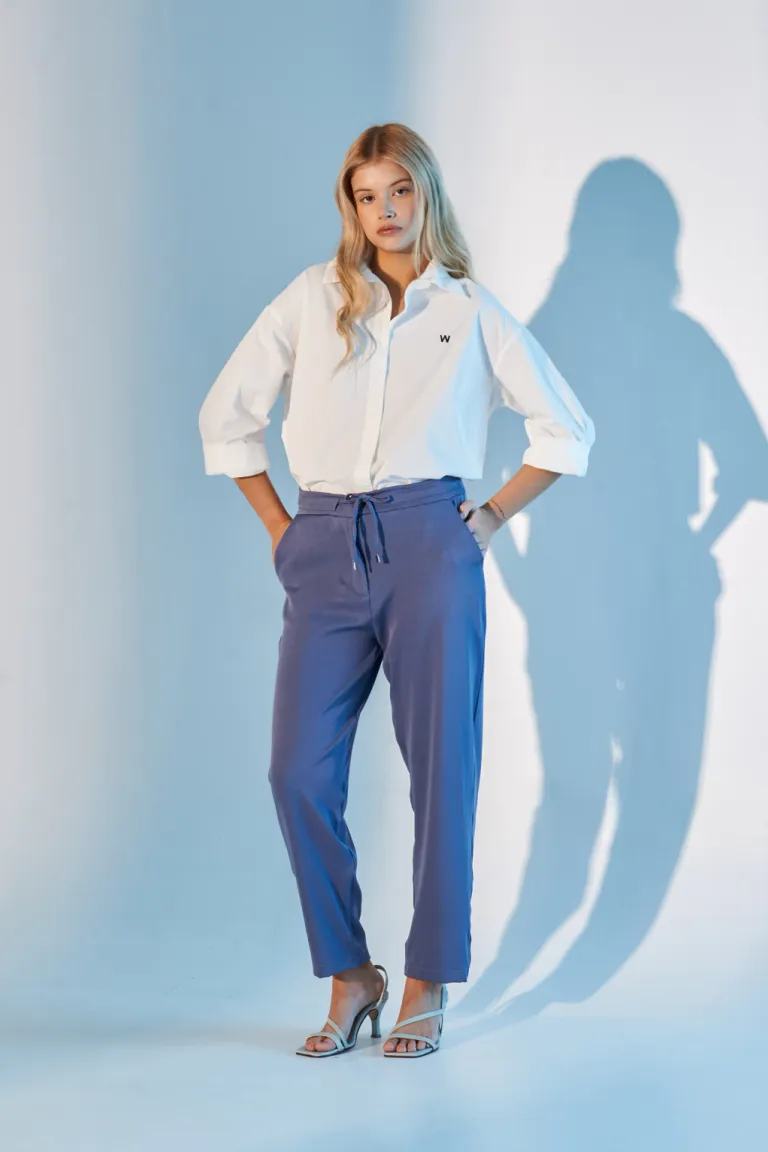 Pantalón azul de corte recto y diseño elegante para mujer de Apricot en Pantalones para argentina