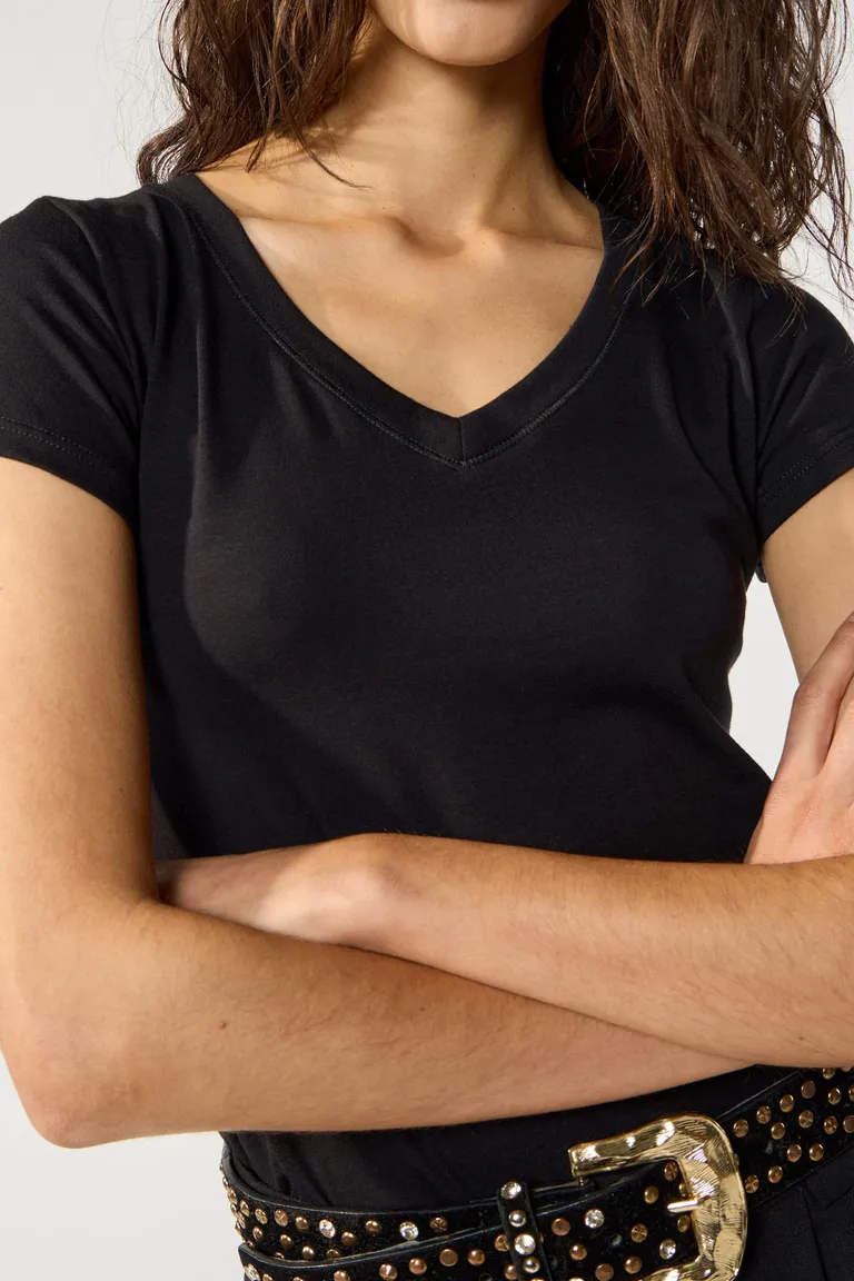 Camiseta básica de algodón con escote en V y manga corta de Cuesta Blanca en Remeras para argentina